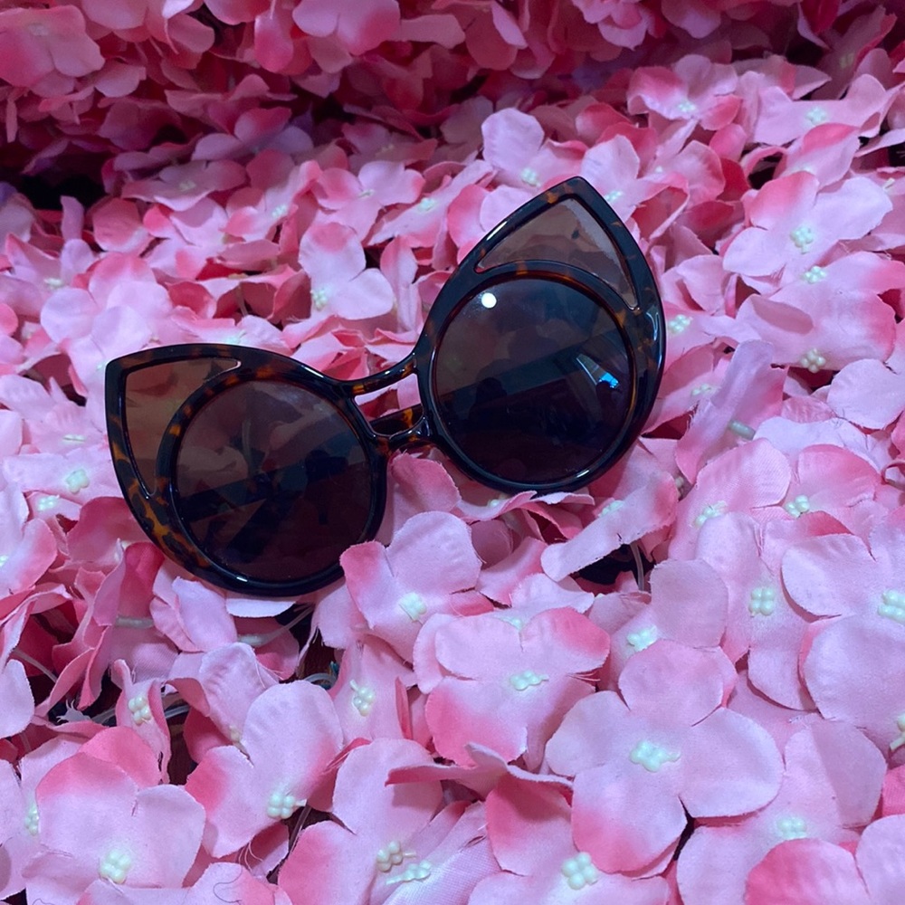 Giant cat eye glasses animal print for women.